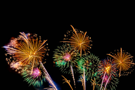 美丽多彩的节日烟花美丽多彩的烟花表演在晚上庆祝照片