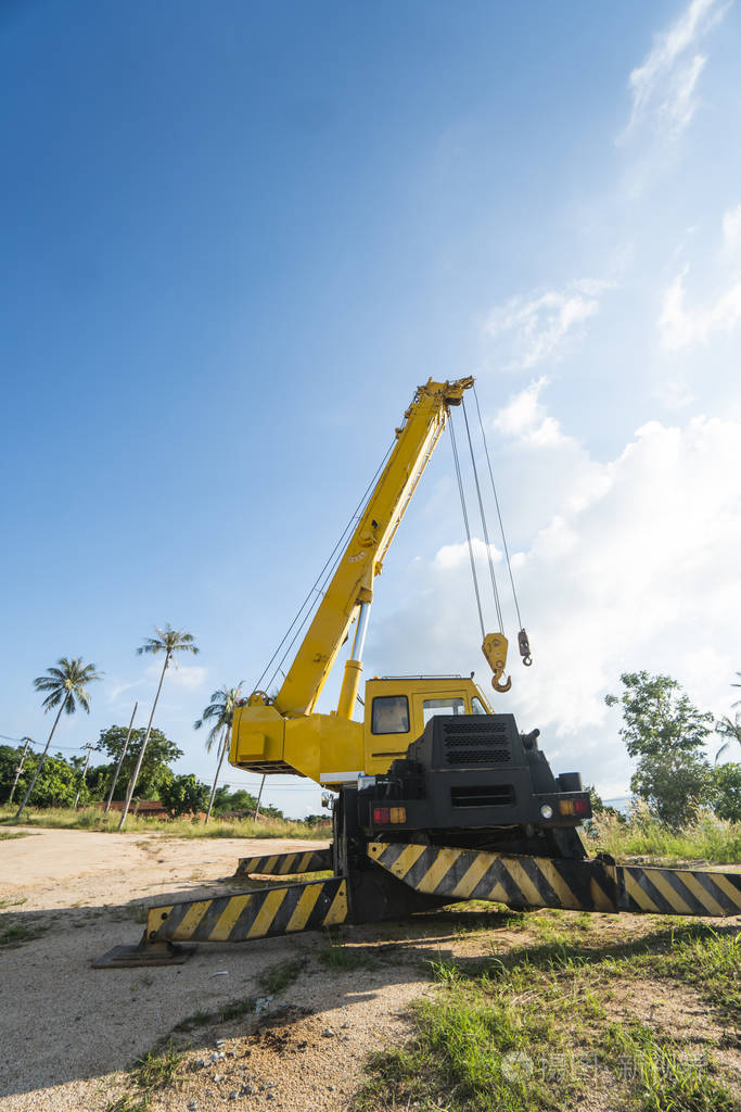 吊车在施工大楼下面待命.重工业.
