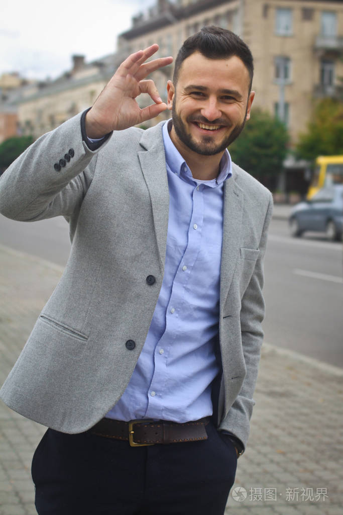 一位商人在欧洲城市道路附近的街道上的画像.