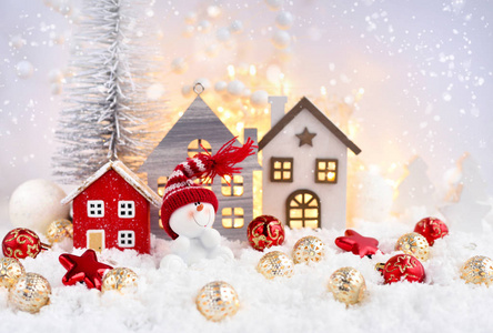 用雪人茅屋和节日装饰组成的圣诞构图