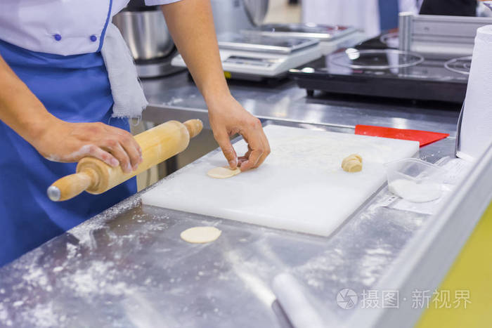 专业烹饪理念在面包房餐厅准备面团的过程