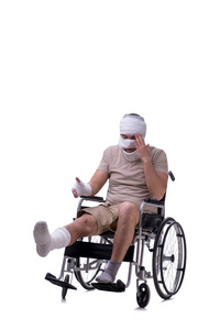 坐轮椅的受伤男子被隔离在白色