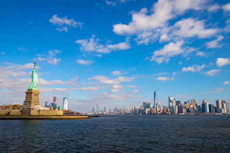 自由女神像和纽约的天际线孤立在蓝天白云中。2018年10月11日