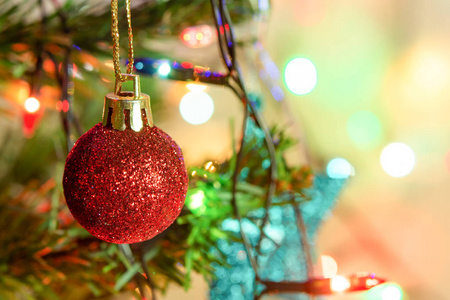 圣诞装饰。松枝上挂着闪闪发光的红球