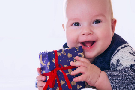家庭 小孩 新的 快乐 圣诞节 包装 微笑 肖像 生日 照顾