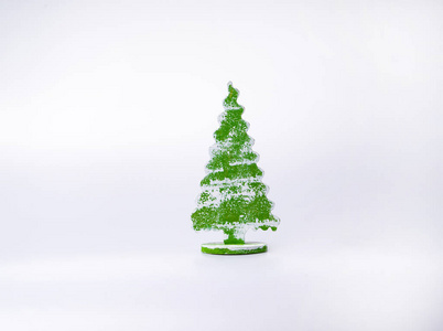 白色背景上孤立的木质圣诞树。圣诞节和新年的家居装饰。