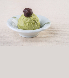 冰淇淋或绿茶冰淇淋勺背景新。