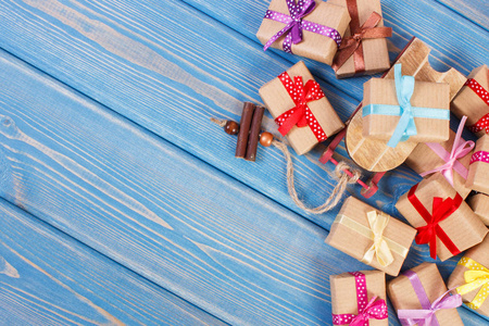 圣诞节或其他庆祝活动用的木制雪橇和用丝带包装的礼物。在黑板上放置文本