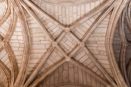 西班牙托莱多圣胡安德洛斯雷耶斯修道院的哥特式带肋拱顶照片