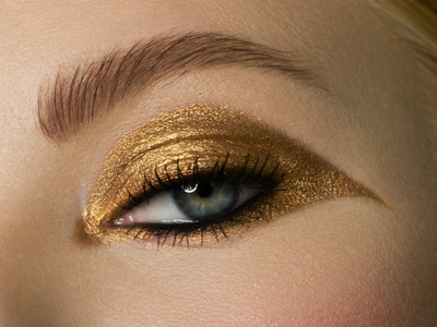 健康,护肤,亮黑色眼线和金色妆容.极长的睫毛照片