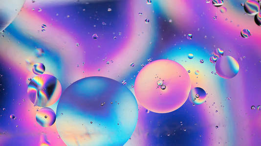 彩虹抽象背景图片由油，水和肥皂制成