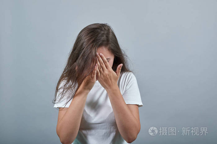 心烦意乱的女士用双手掩面