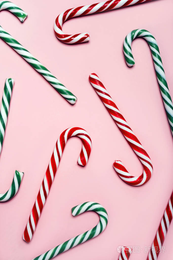 ascatteringofredandgreenstripedchristmascandycanes