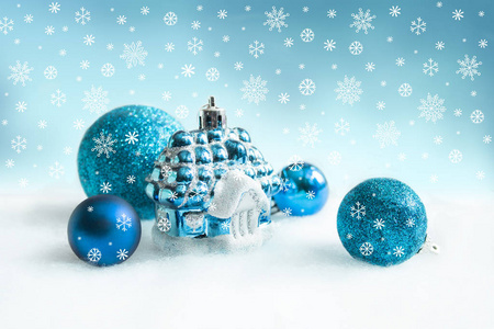 雪背景上的圣诞蓝色装饰。