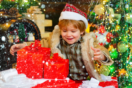 可爱的小孩子在庆祝圣诞节.冬天的孩子.新照片