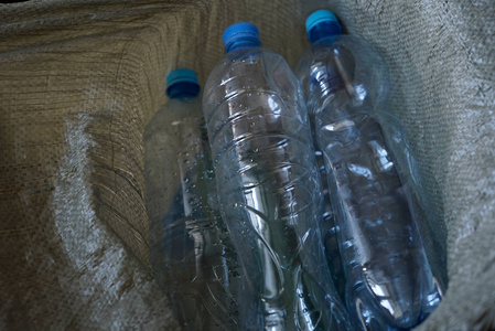 袋装瓶子保护环境不受垃圾污染。零浪费