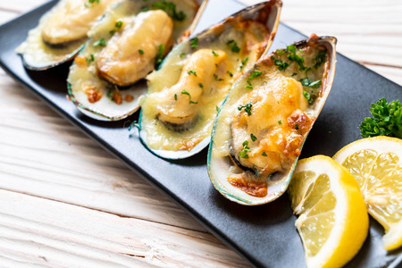 mussel baked with cheese  