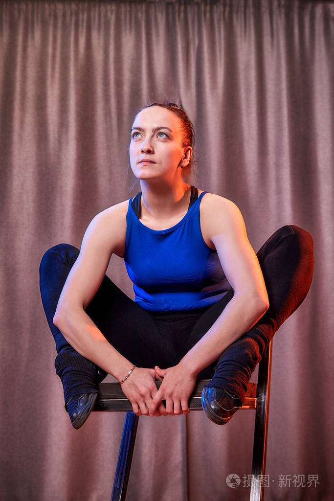 穿着运动服跳跃的年轻女子.表演和摆造型演员或舞蹈模特