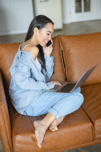 积极的年轻女人在打电话