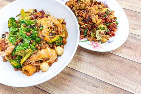 正宗四川川菜炸鸡配红辣椒和胡椒粉，香辣火锅。亚洲中国美食。成渝传统正宗美食。