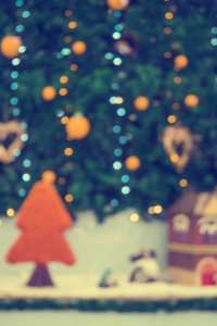 带玩具和装饰品的圣诞树，散焦的波基灯