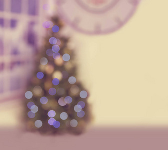 带玩具和装饰品的圣诞树，散焦的波基灯