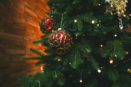 圣诞树和圣诞装饰品