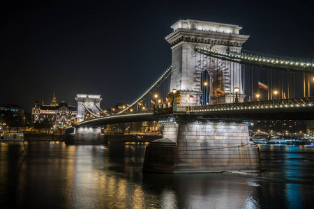 Night view of the Szechenyi Chain Bridge is a suspension bridge 