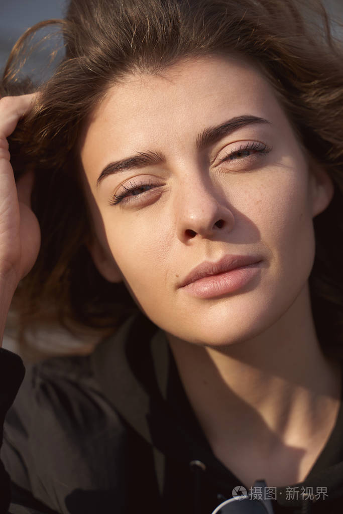 小女孩的面部特写凝视女性化