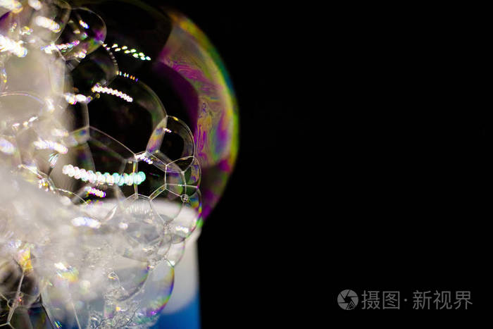 抽象 肥皂泡在黑色背景的水面上 色彩的游戏 模糊的彩色泡泡 特写 照片 正版商用图片26nyp5 摄图新视界 抽象 肥皂泡在黑色背景的水面上 色彩的游戏 模糊的彩色泡泡 特写 照片 正版商用图片26nyp5 摄图新视界