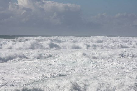 海的泡沫。暴风雨。白色波浪和蓝色背景