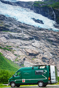 挪威的露营车和博雅布林冰川图片