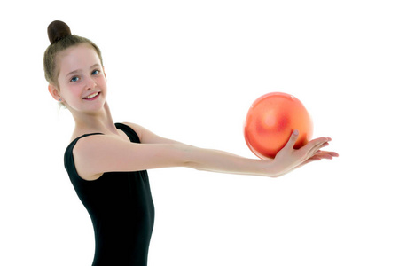 女体操运动员用球做练习。