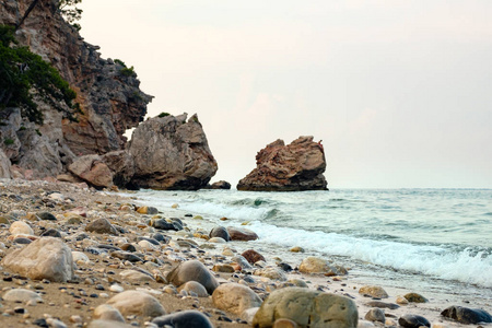 海岸线是岩石海岸的大石头的背景