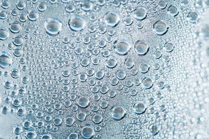 特写圆形水滴落在瓶装水上