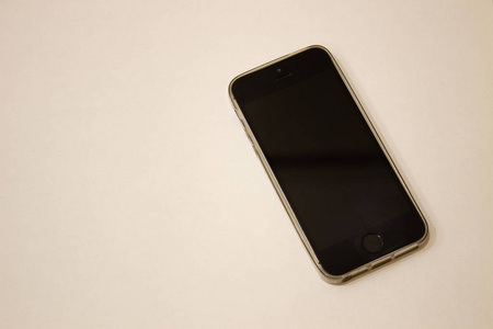 现代触摸屏智能手机孤立在白色背景上