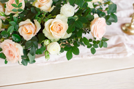 美丽的节日餐桌布置与优雅的白花和餐具，餐桌装饰。