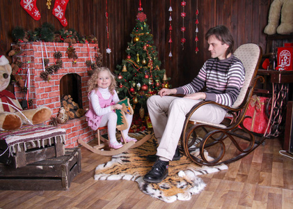 女儿 冬天 漂亮的 微笑 父亲 乐趣 儿童 庆祝 礼物 美丽的