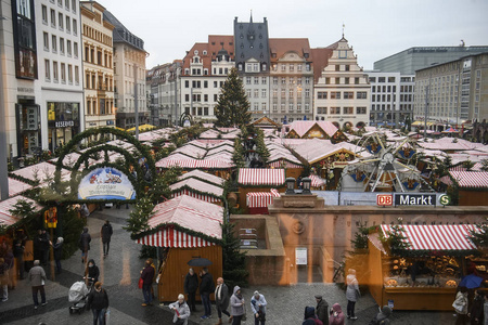 黄昏时分，老市政厅前的Marktplatz市场广场上的圣诞集市。德国莱比锡。2019年11月