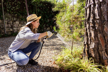 女园丁浇水图片