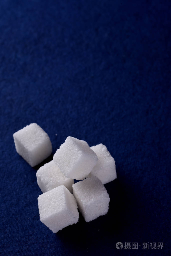 蓝色背景下的方糖特写镜头