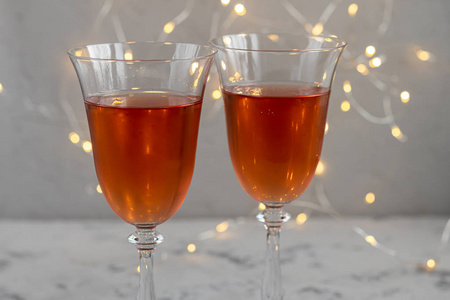 橘子酒倒在两个玻璃杯里。庆祝饮料。家庭庆典。
