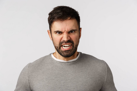 怒气冲冲满脸胡须的成年男子皱着眉头,愁眉苦脸的瞪着烦恼和厌恶,表示