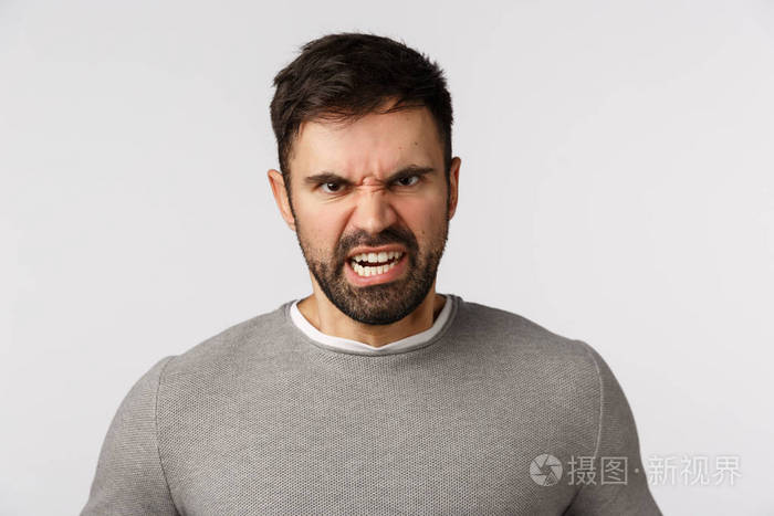 愤怒侵略和仇恨的概念怒气冲冲满脸胡须的成年男子皱着