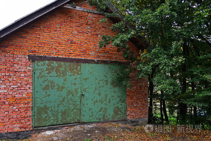旧绿色金属锈砖车库门