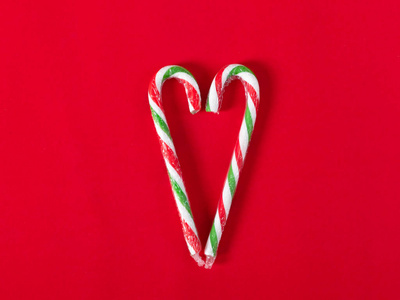 红色背景上的心形圣诞糖果，带有复制空间。