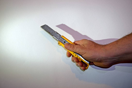 手拿切割机男人的手拿着刀.照片