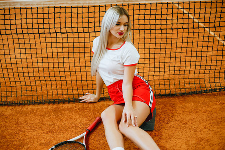 美丽时尚的网球场女孩