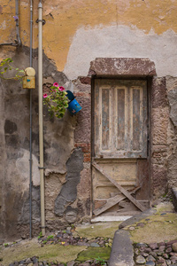 旧房子的门，博萨，撒丁岛