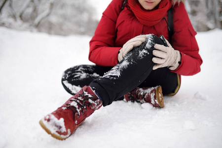 雪地滑倒图片图片